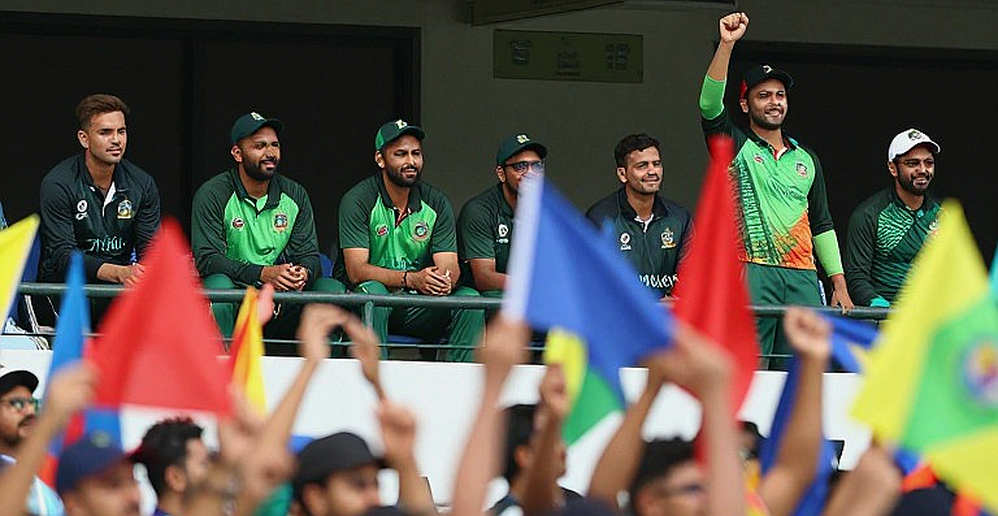 খালি হ্যান্ড-অফ: স্পোর্টস ডেটা পাইপলাইনে ব্লকচেইন আর না-বানানো গল্পের শৃঙ্খলা